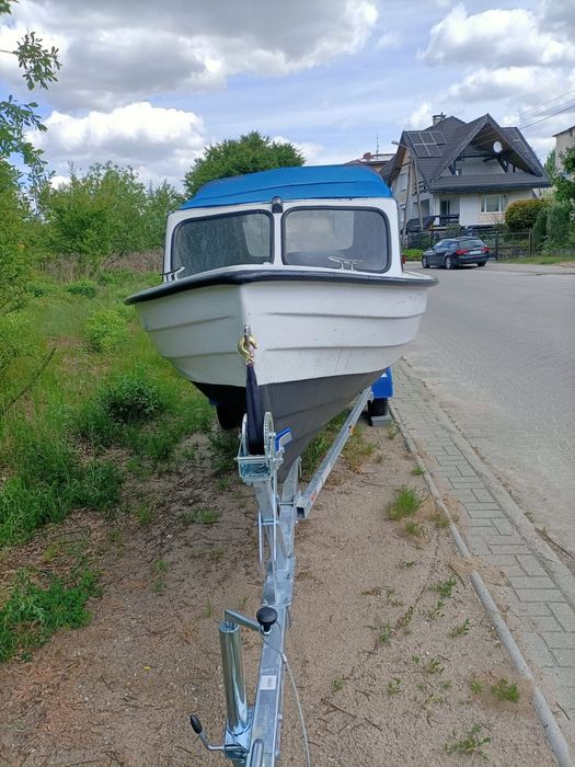 Motorówka z silnikiem i nową przyczepa