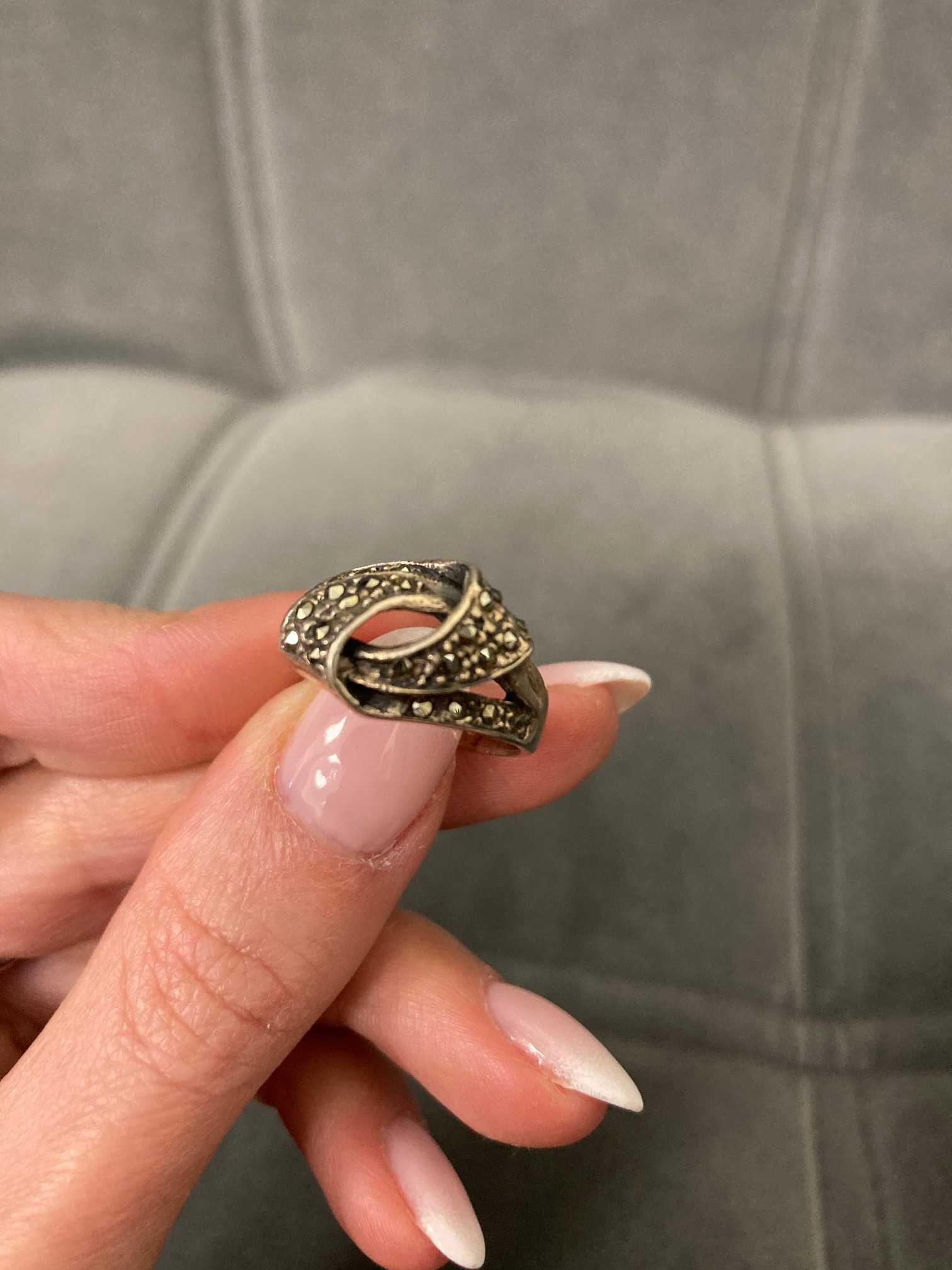 Srebrny pierścionek pleciony z markazytami vintage cudo