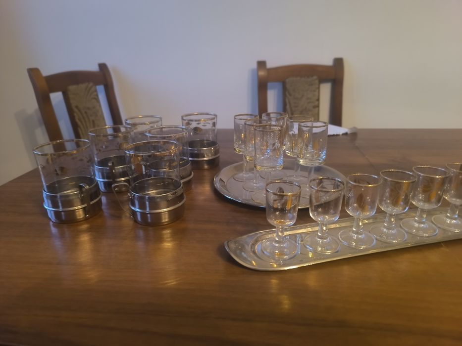 Stare szklanki i kieliszki