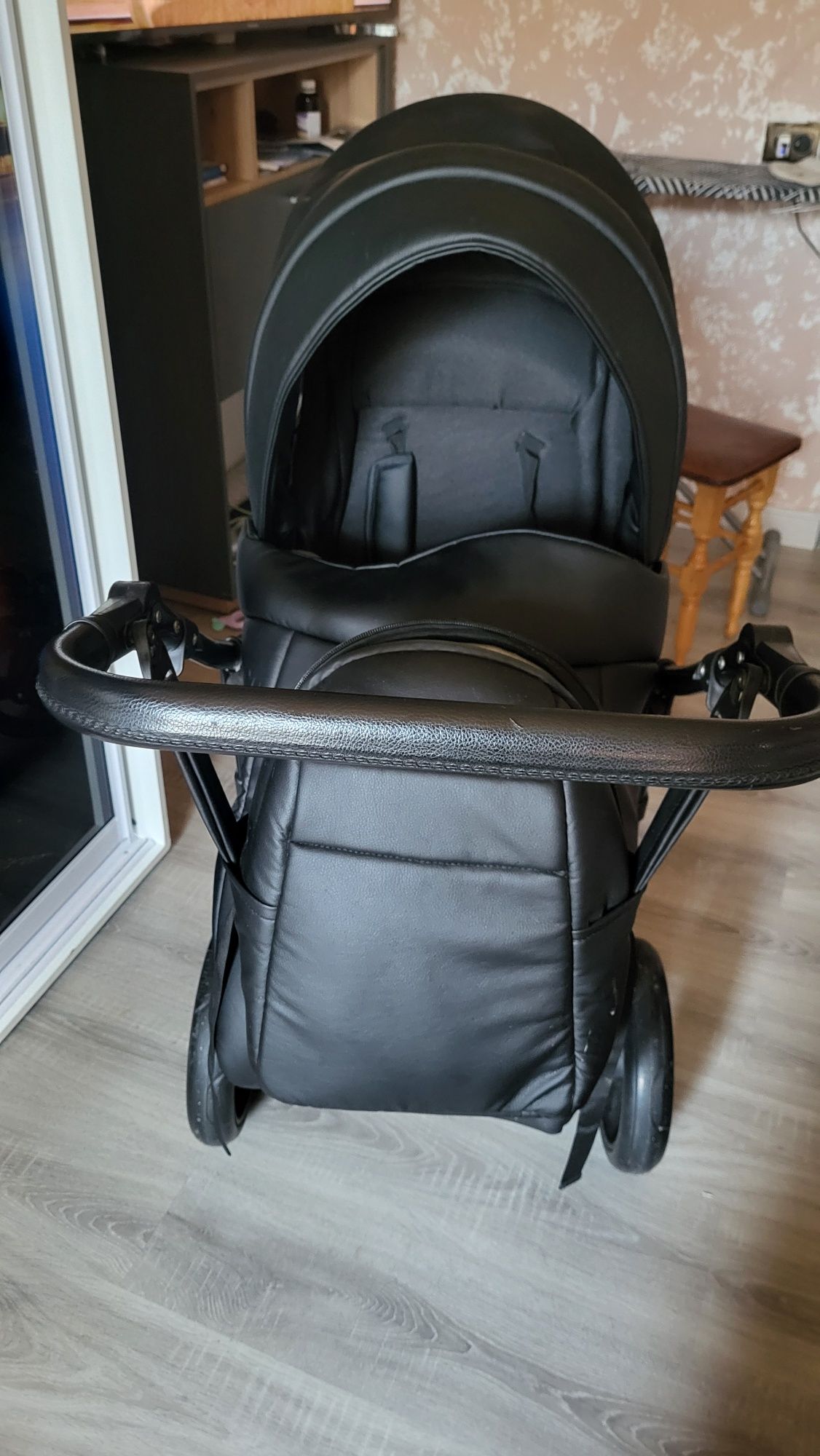 Продам коляску з еко-кожи 2 в 1