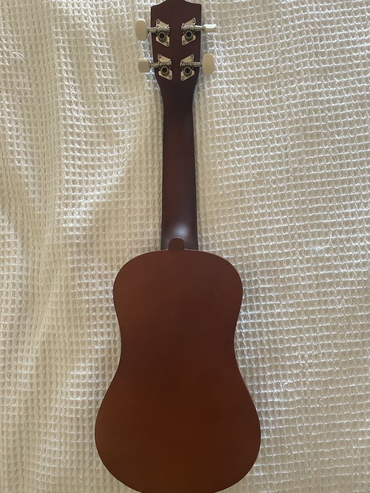 Ukelele novo castanho