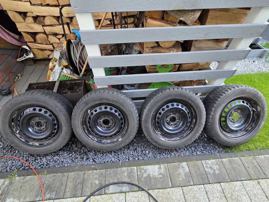 Felgi stalowe 5x114.3 16" z oponami zimowymi Nissan