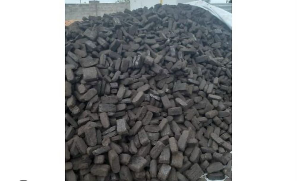 Брикет, торфобрикет, в мішках(270грн/40 кг ) та в бегах.