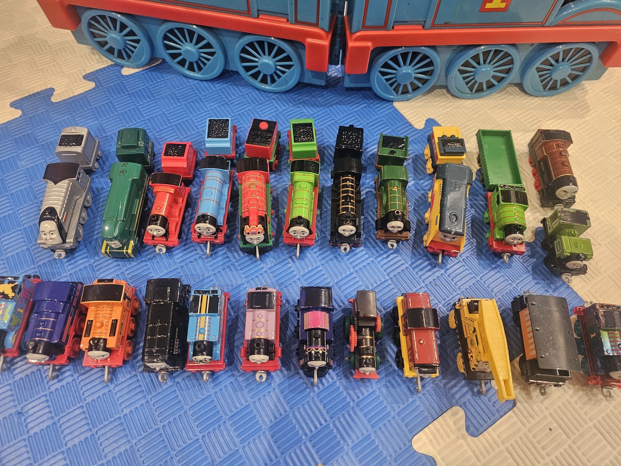 24 паровозики та кейс для зберігання серії Томас