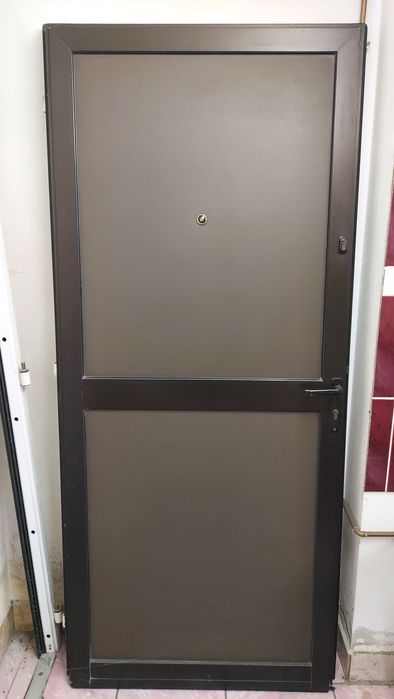 Drzwi zewnętrzne aluminiowe – ocieplane, solidne, komplet kluczy