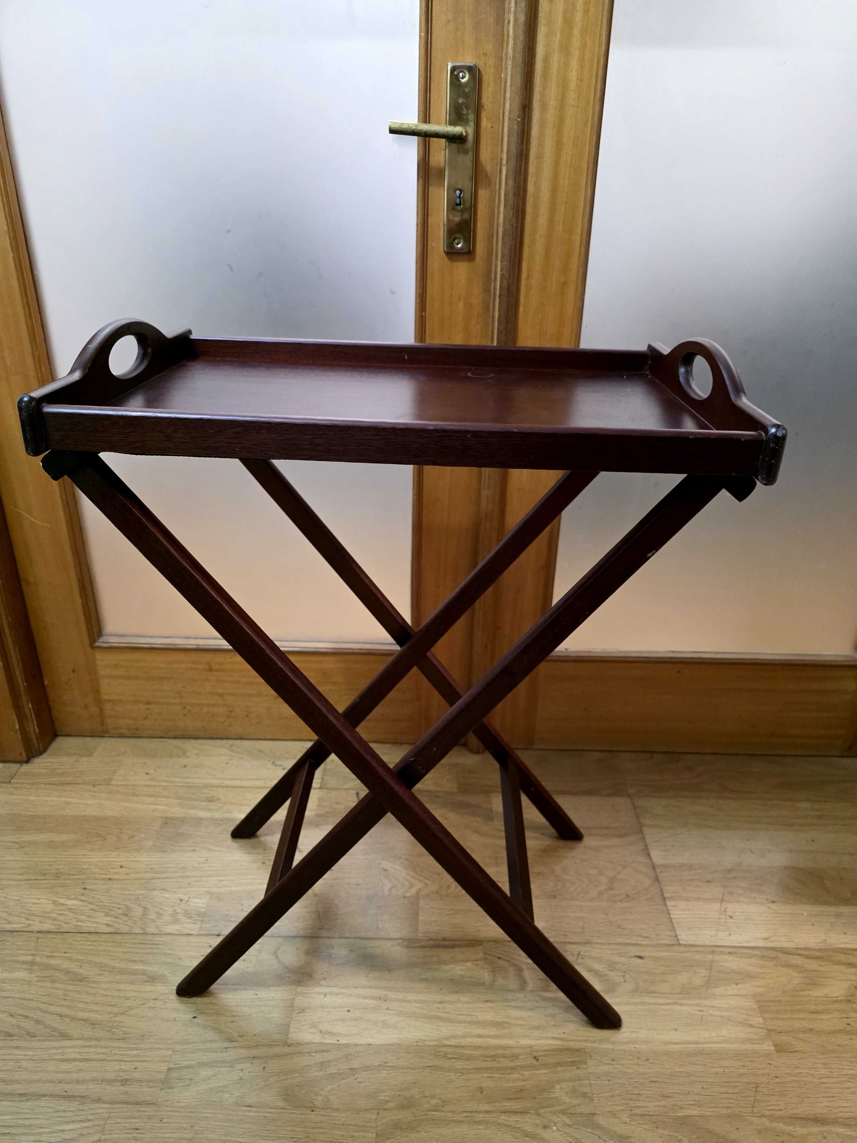Mesa de apoio com tabuleiro