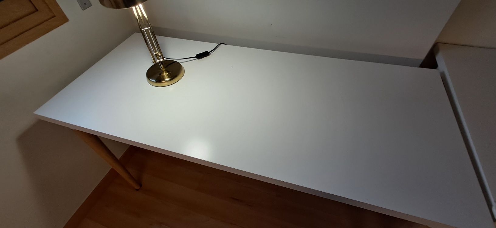 Secretária ikea com pés de madeira