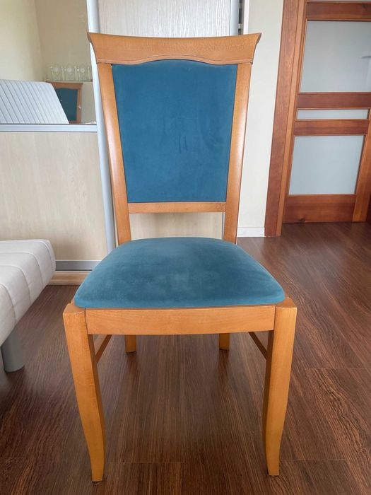 Stół i krzesła. Drewno bukowe. Krzesła tapicerowane