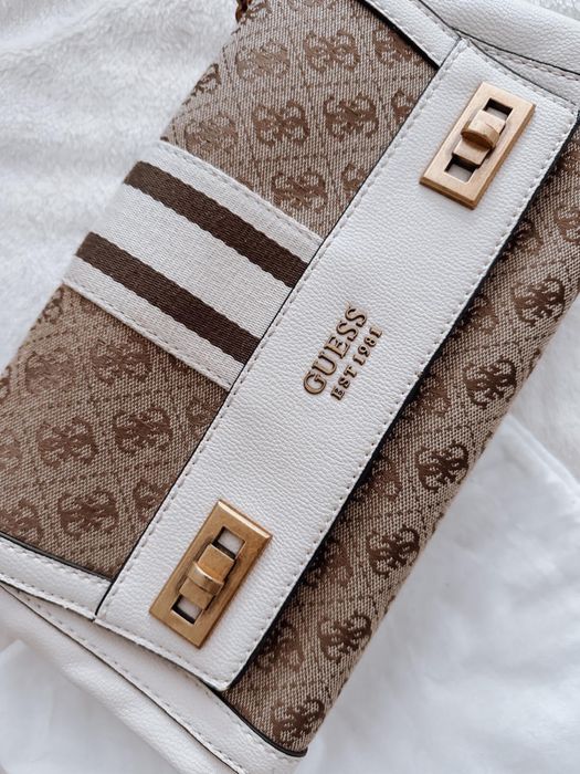 Mala de mão e tiracolo Guess.