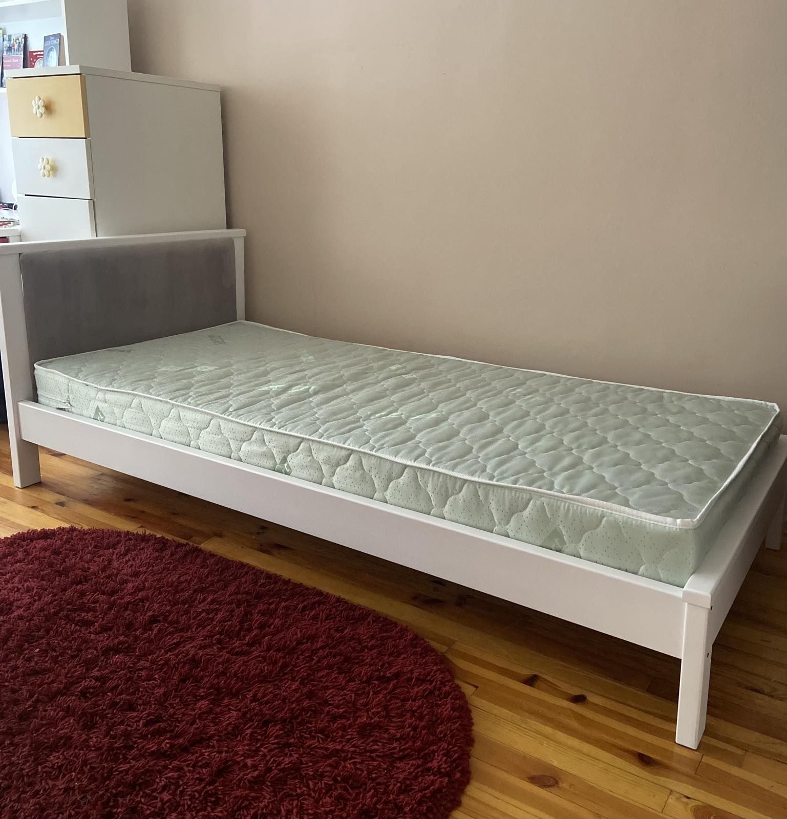 Ліжко з м'якою спинкою,ліжко біле,ліжко з дерева
