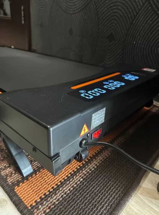 Компактна бігова доріжка з регульованим нахилом/беговая дорожка