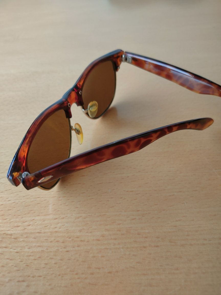 Conjunto de óculos de sol vintage.
