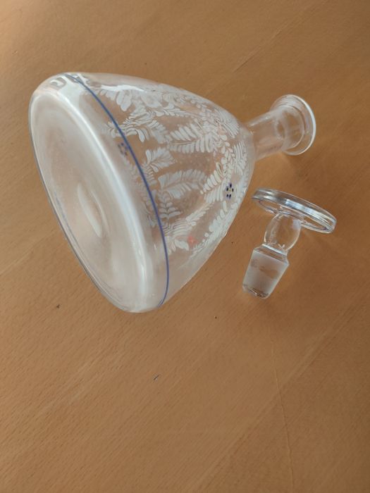 Conjunto de garrafa licoreira e copos.