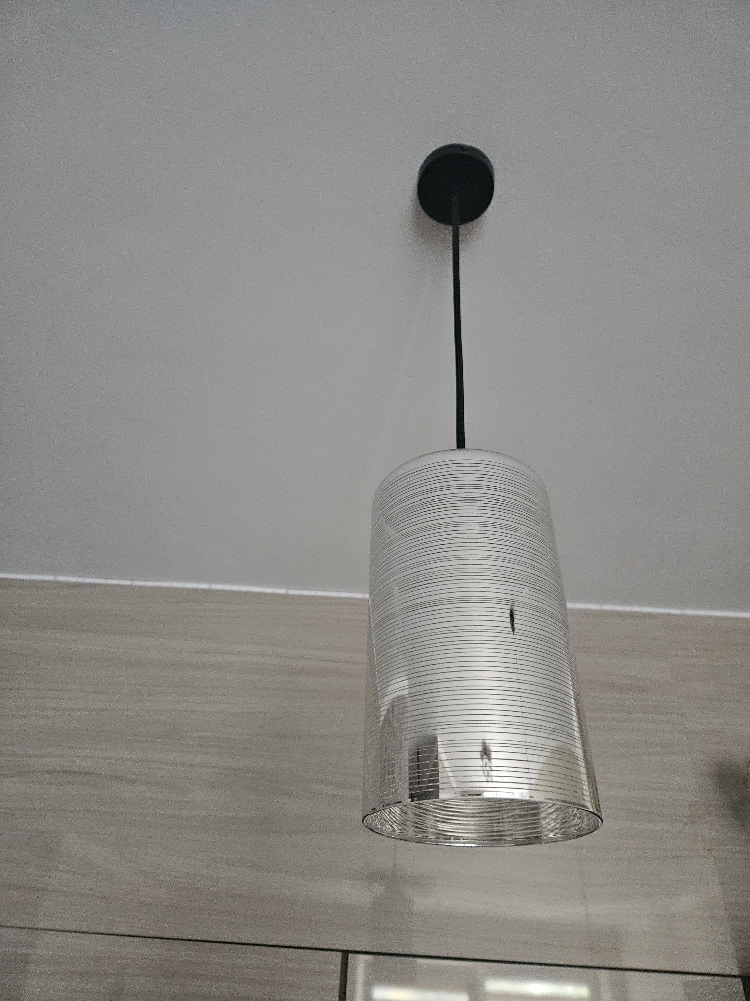 Lampy wiszące z żarówkami