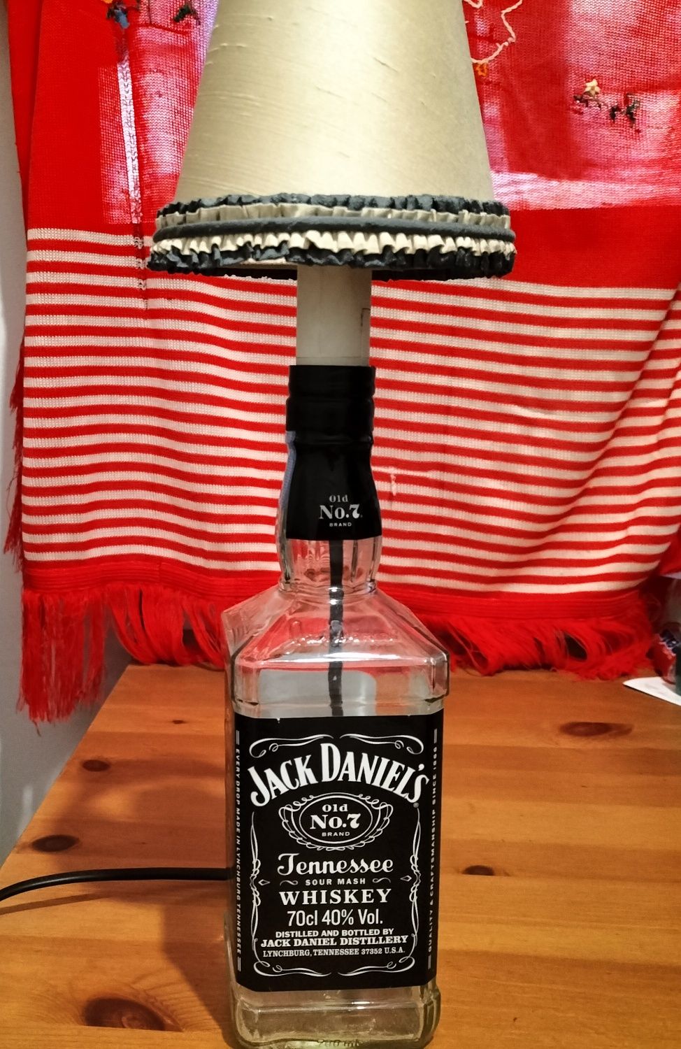 Candeeiro feito com garrafa de Jack Daniels