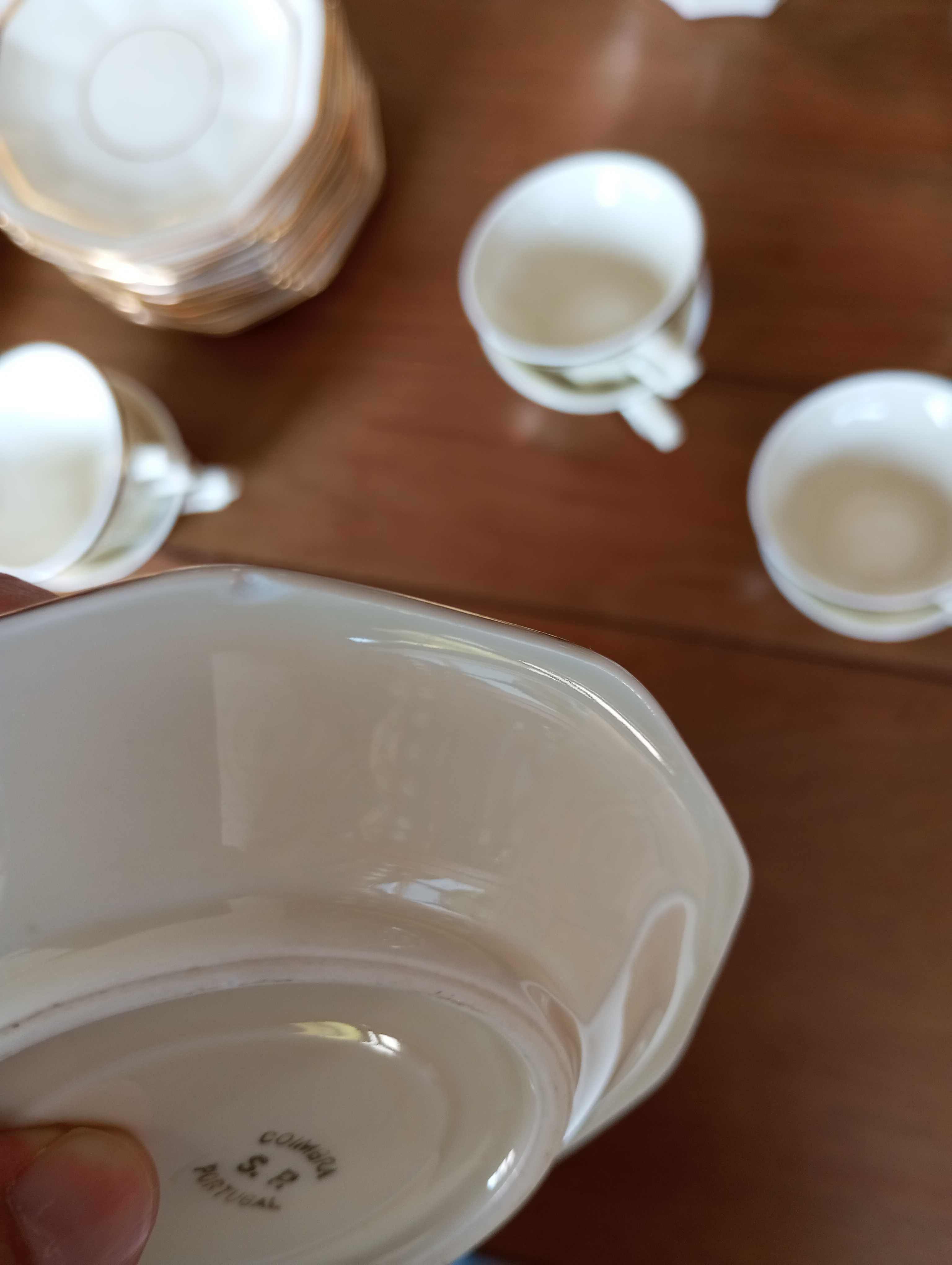 Antiga parte de serviço de café e chá em porcelana S.P. Coimbra
