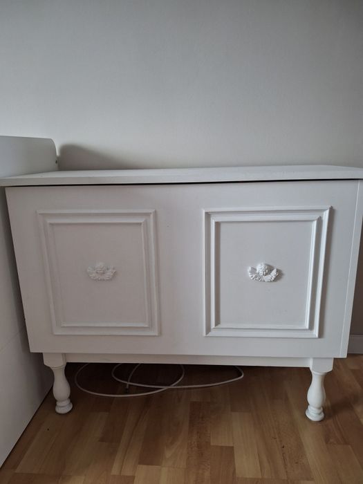 Zabytkowa komoda otwierana