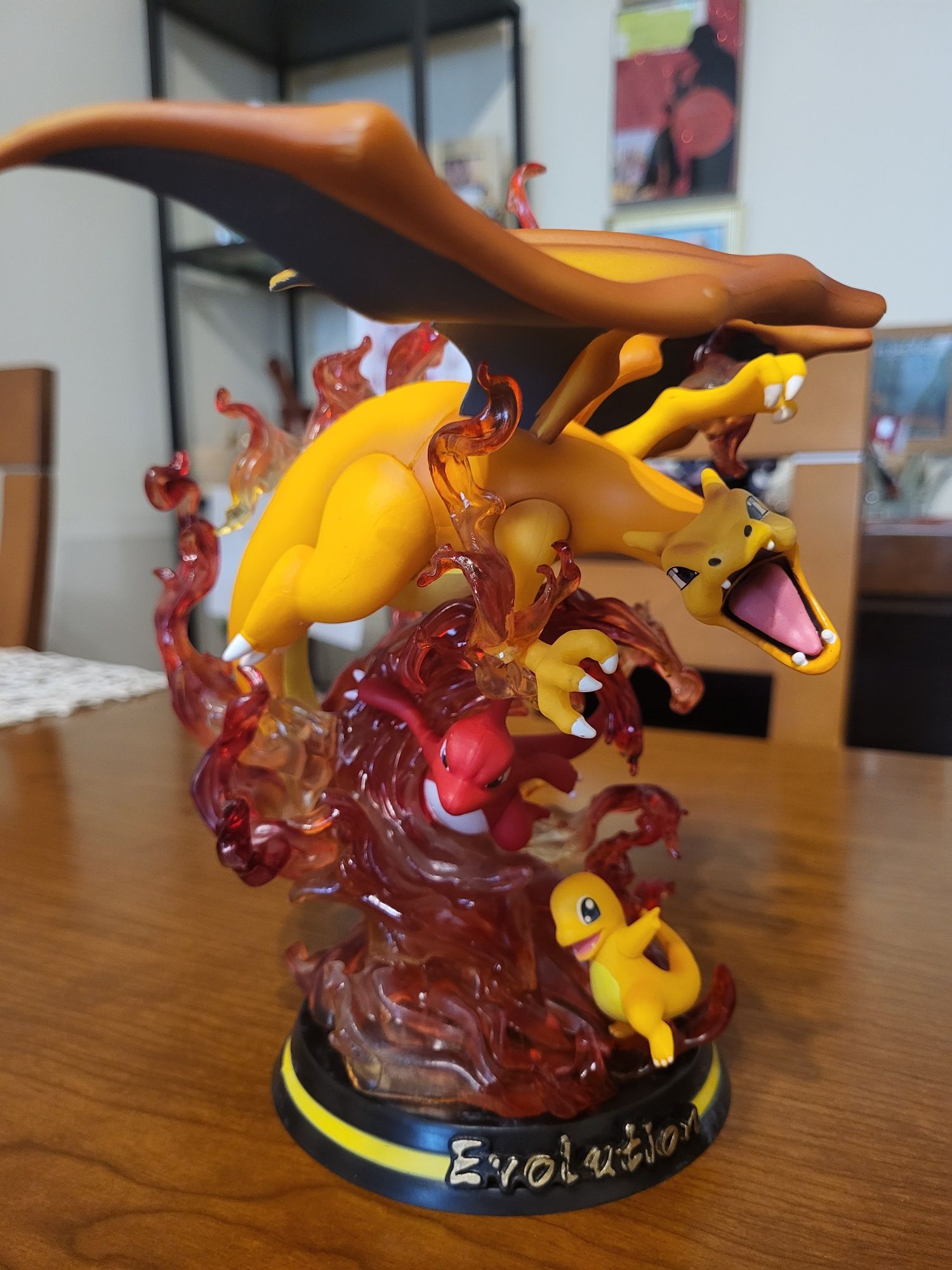 Estátua Pokemon Charizard