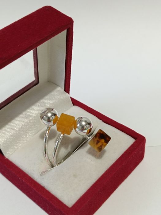 Srebrny pierścionek kulki kwadraty z bursztynem roz.24-25, srebro 925