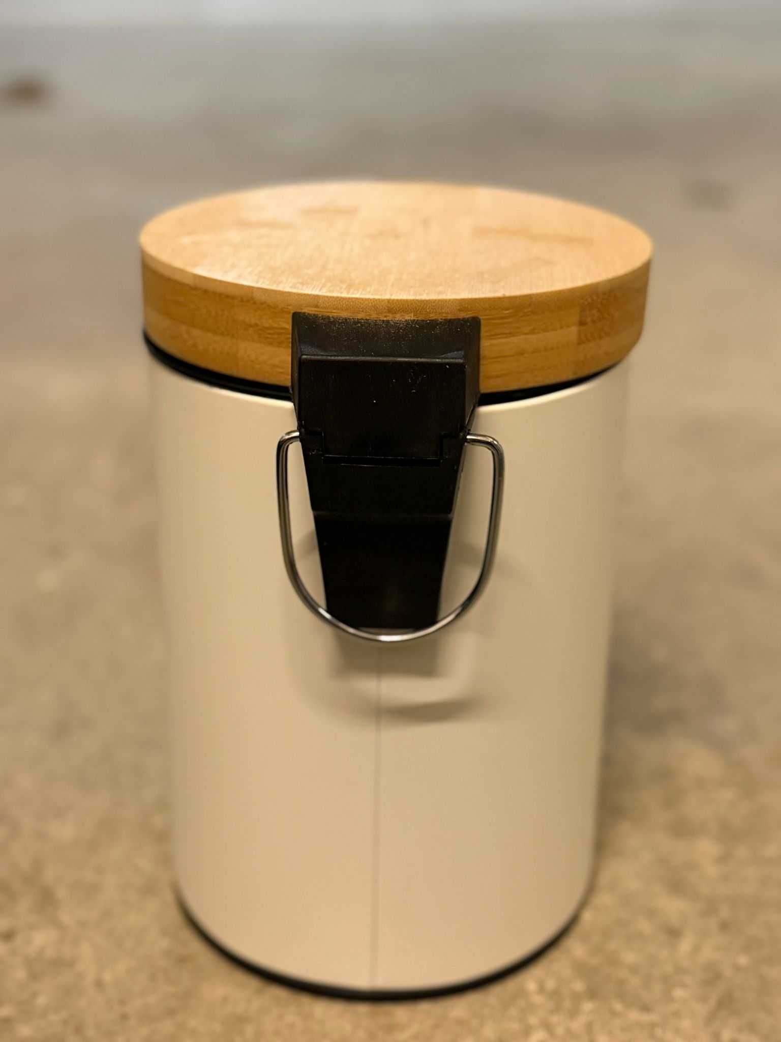 Lixeira WC Branco de Metal com Tampa em Bambu 3L