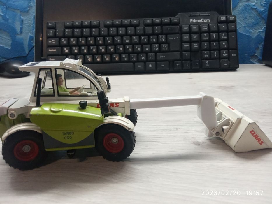 Продам вертоліт і екскаватор