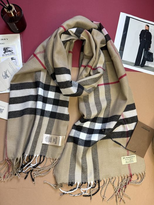 Popularny szalik w kratkę  w stylu Burberry