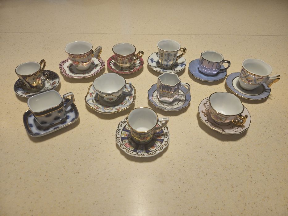 Zestaw 11 porcelanowych małych filiżanek z podstawkami do espreso