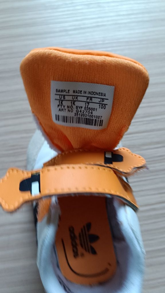 Buty dziecięce niechodki adidas.