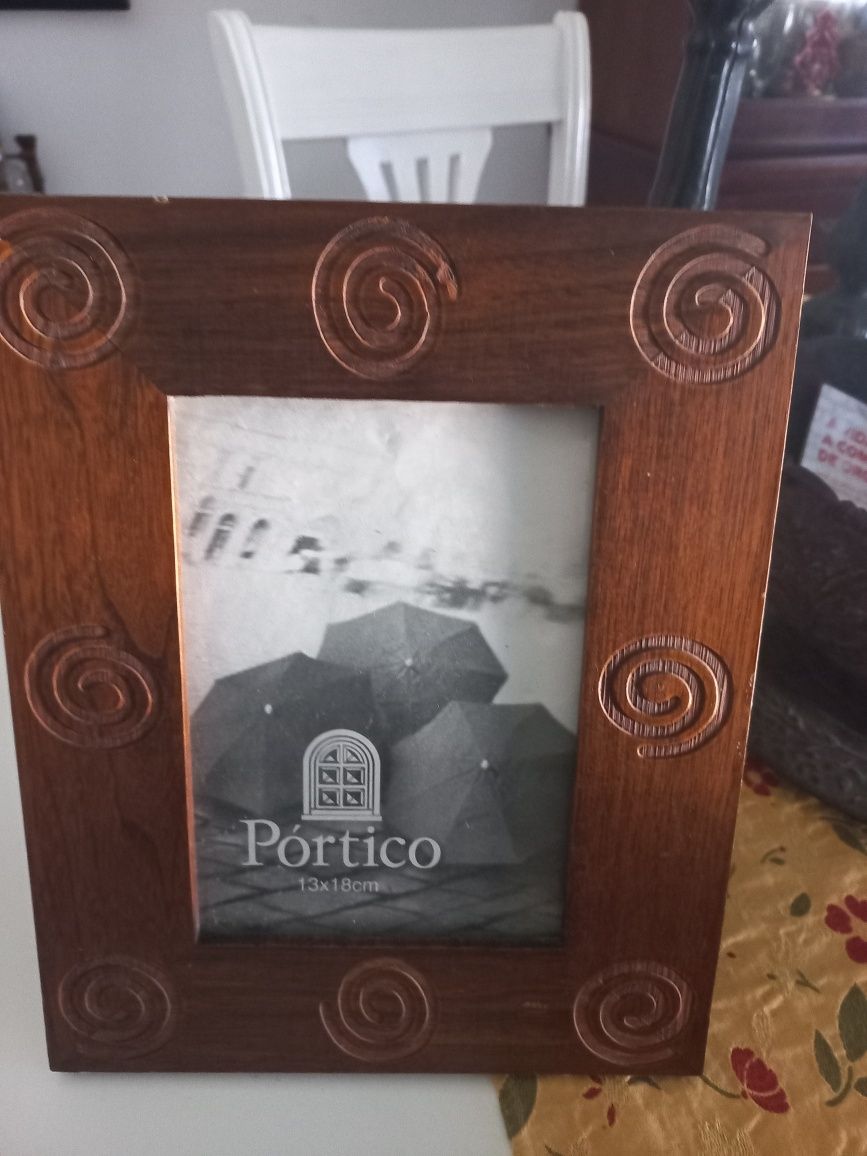 2 porta fotos lindissimos, em madeira. Lindissimos