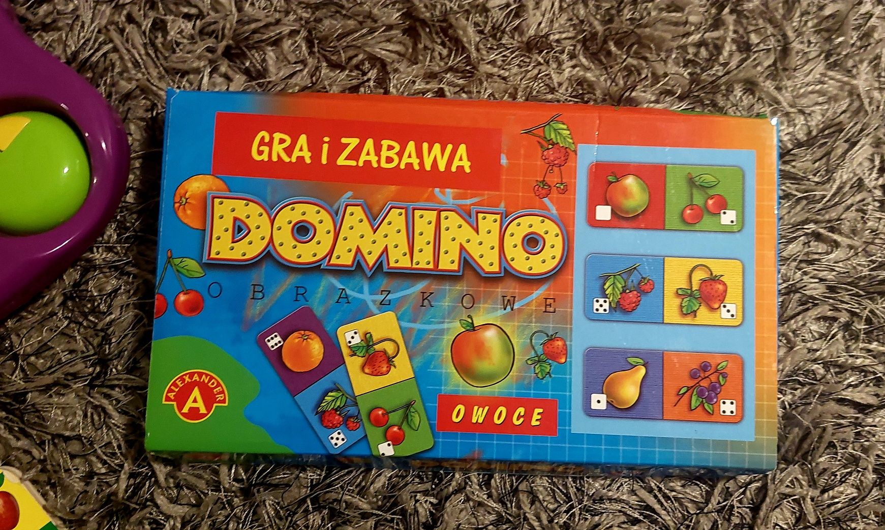 Zestaw zabawek domino komputerek figury kolory liczby owoce książeczki