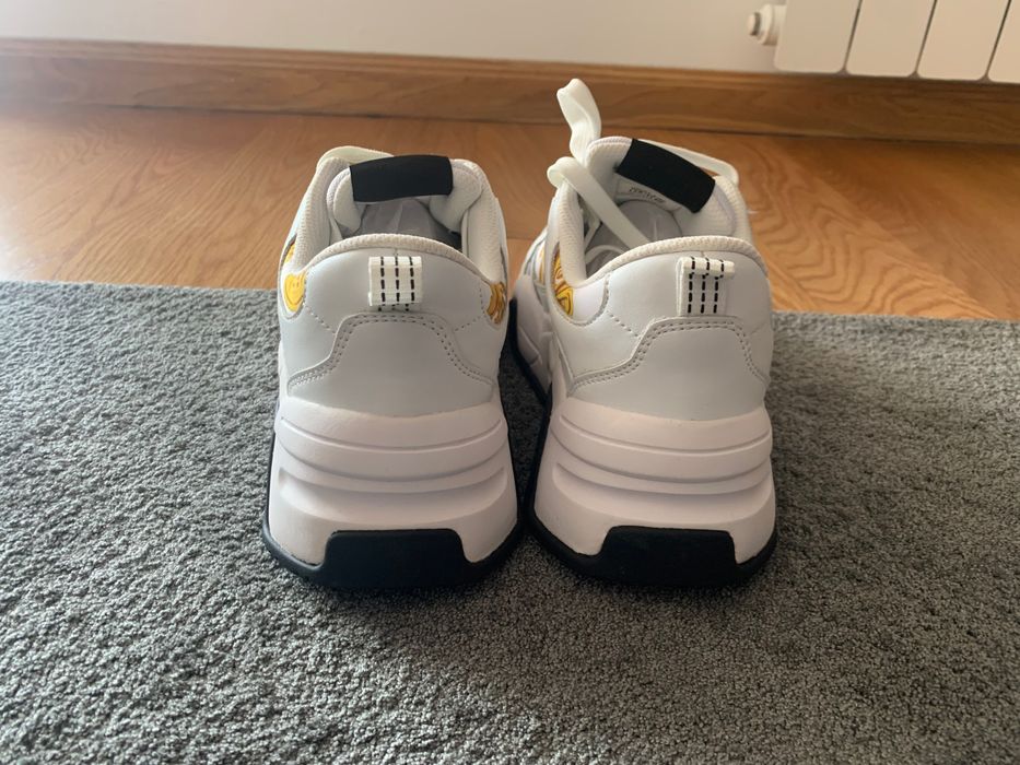 Sapatilhas marca Versace Jeans Couture, brancas e douradas, tamanho 39