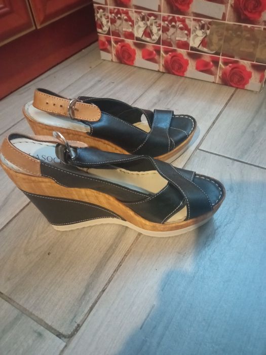 Sandałki na koturnie Lasocki 37