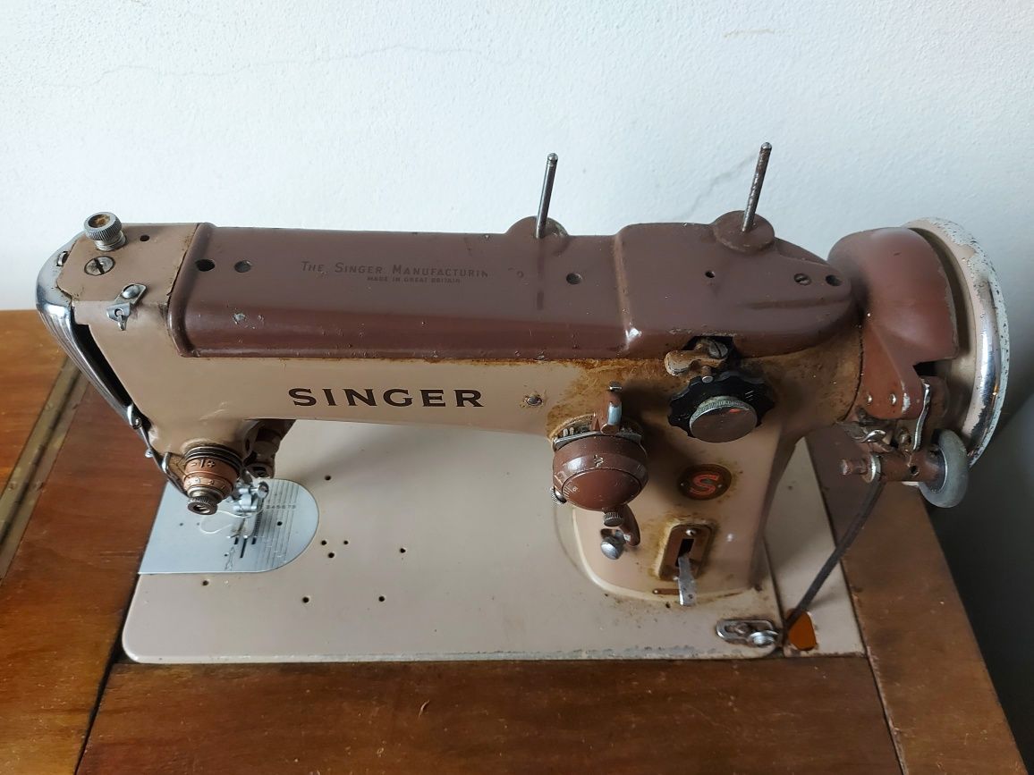 Máquina de costura Singer antiga em armário