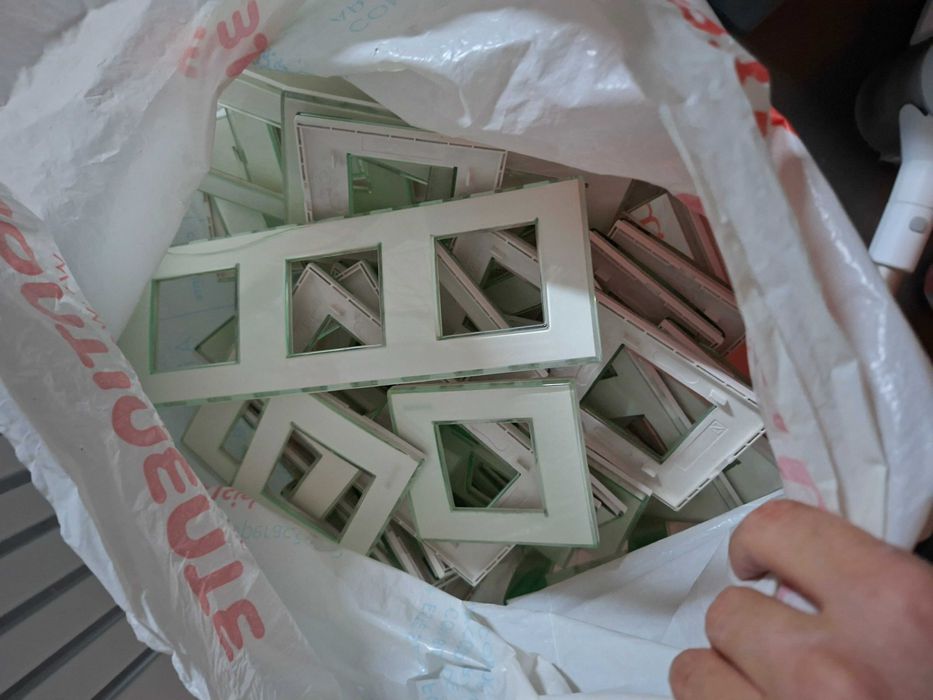 Conjunto de espelhos e tomadas da marca bticino