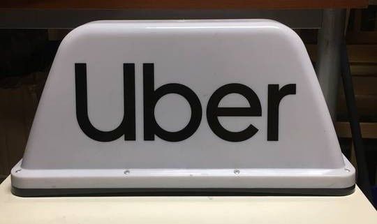 Lampa Uber-Taxi oświetlona