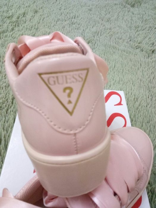 продам сникеры Guess Италия 34- 35 размер