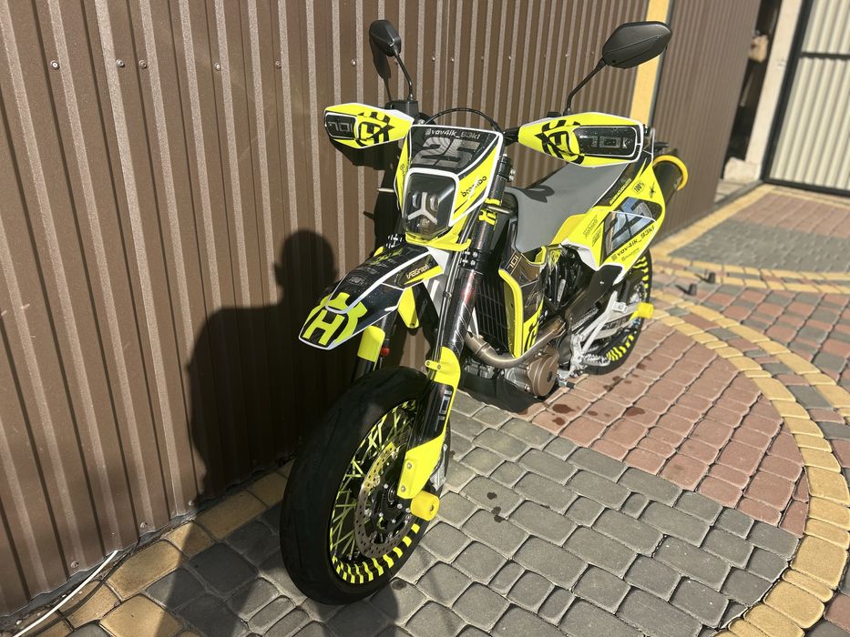 Husqvarna 701 supermoto