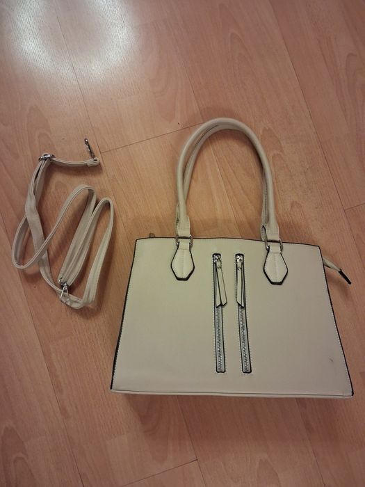 Kremowa torebka z paskiem