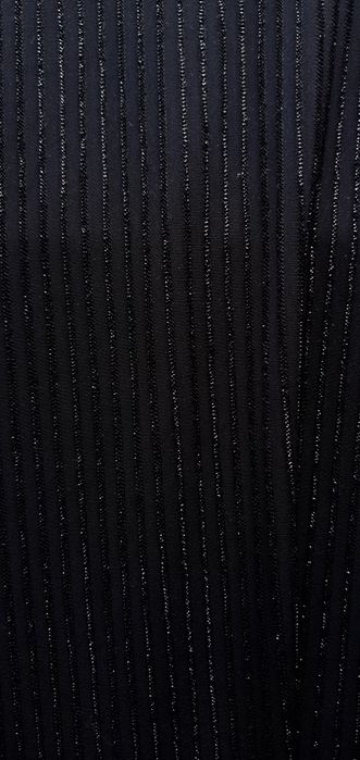 Sukienka z drobnymi zdobieniami