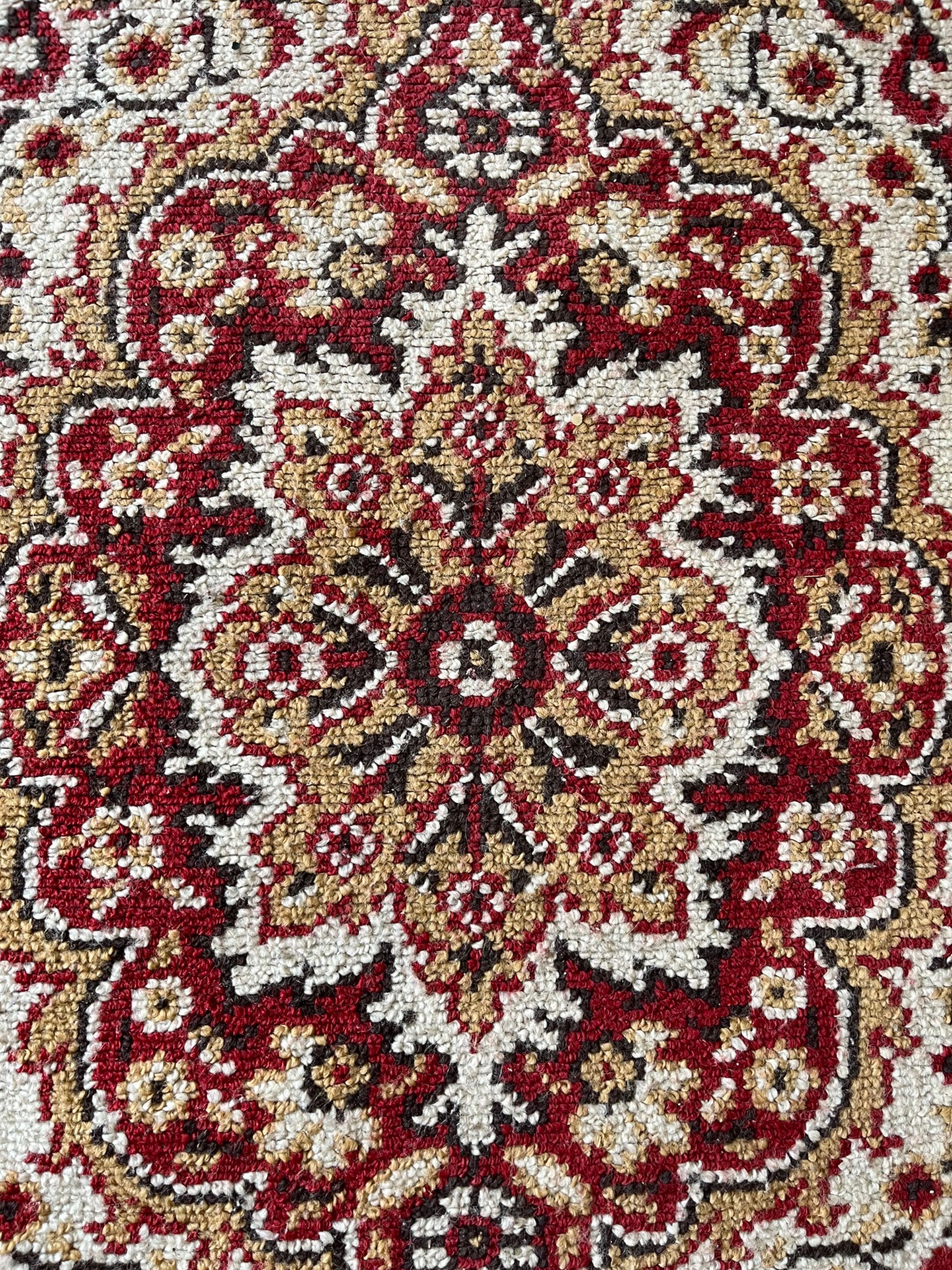 Tapete Vermelho com Padrão