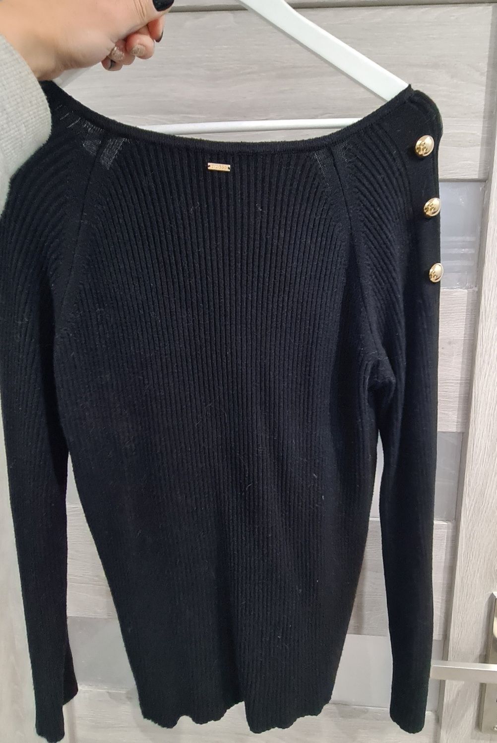 Czarny sweter GUESS L