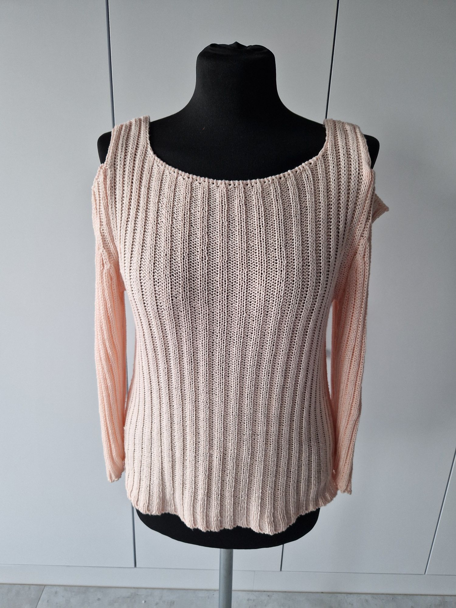 Morelowy sweter z wyciętymi ramionami 36 s