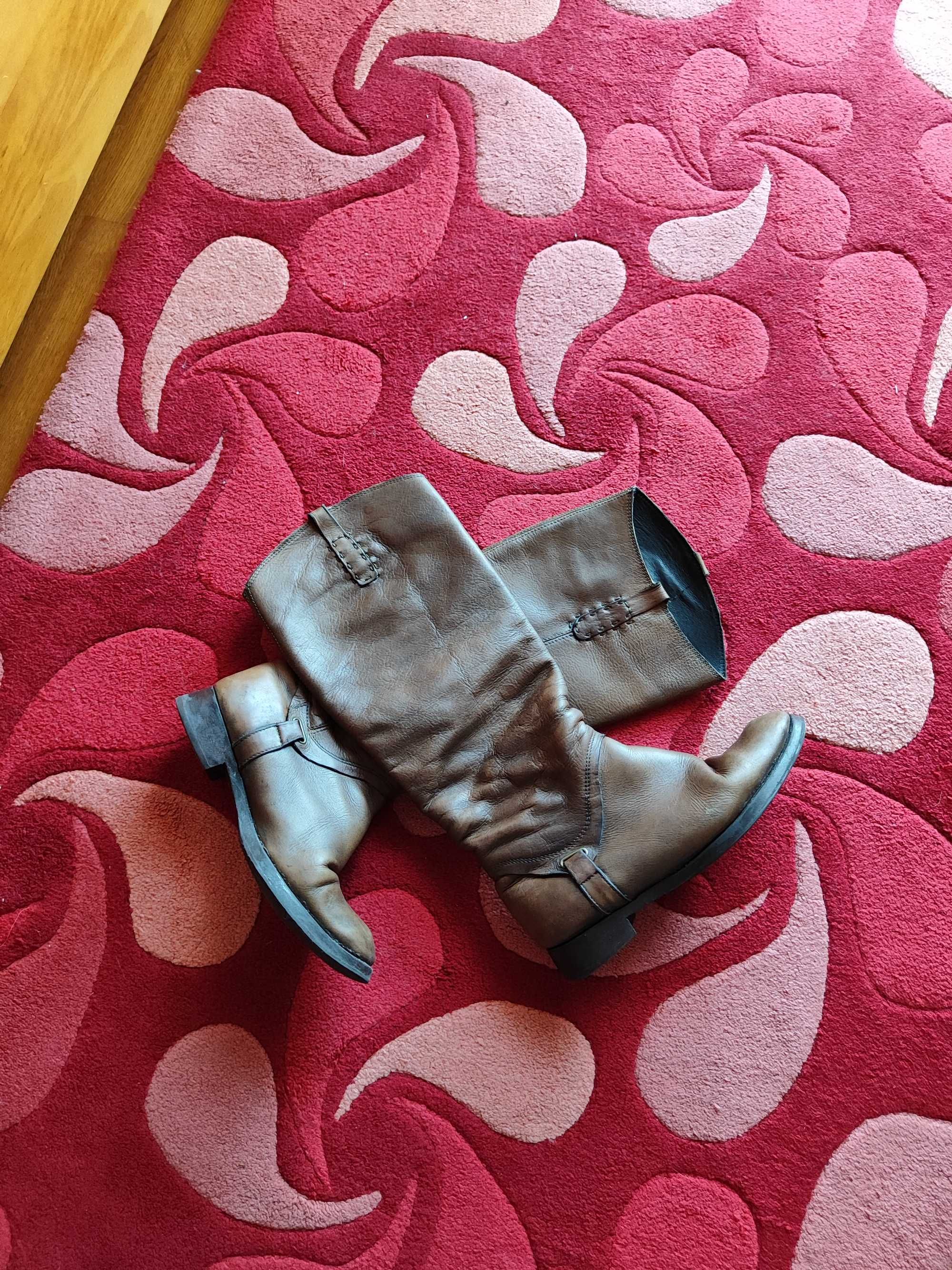 Botas cano alto em pele