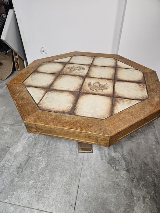 Stolik dębowy z płytkami do salonu