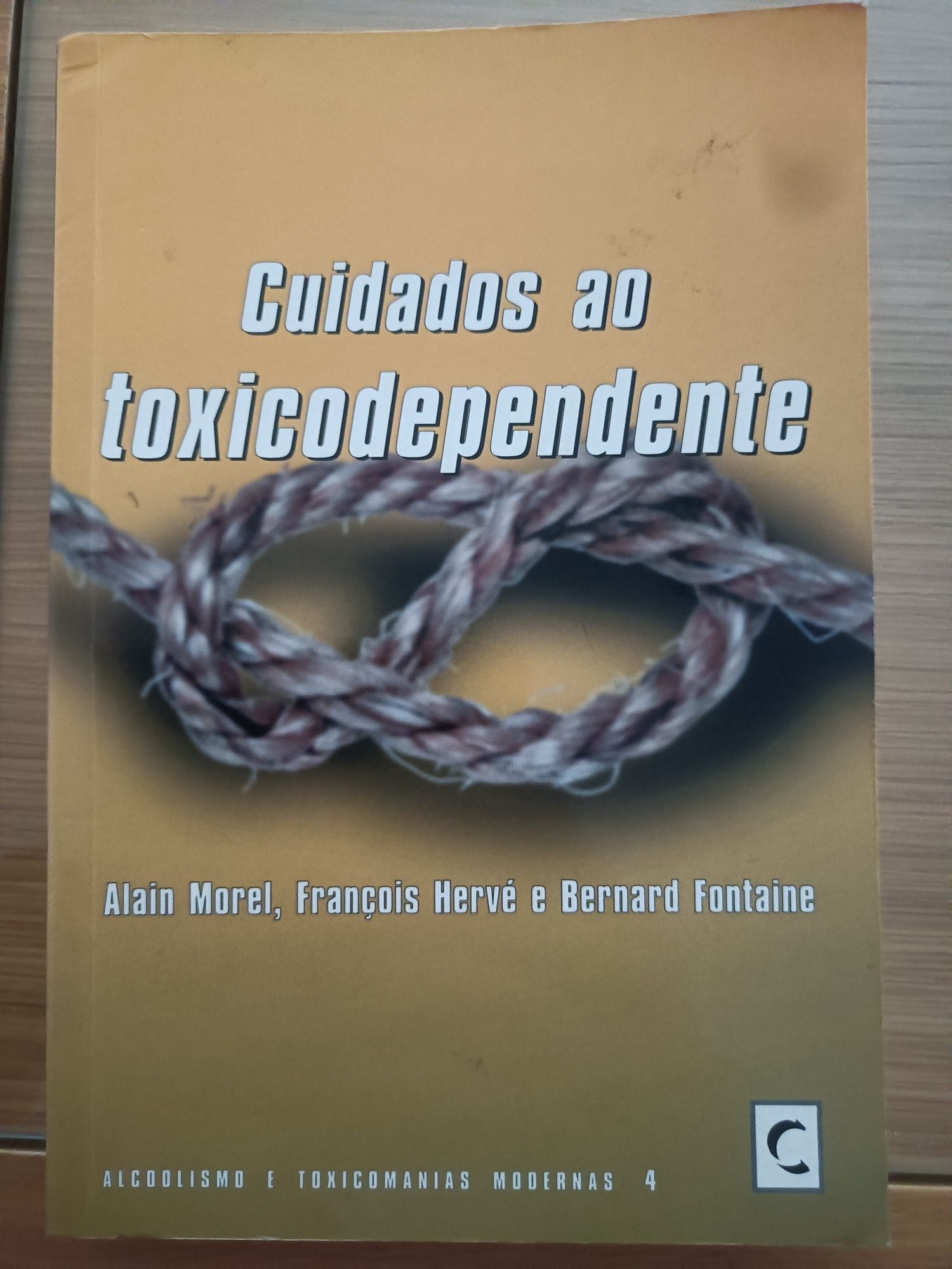 Vendo  livro: Cuidados ao toxicodependente