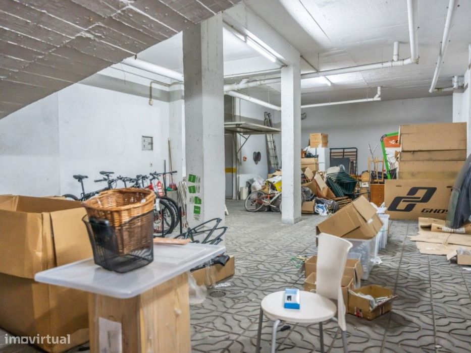 Garagem com 115m2 em Massamá Norte