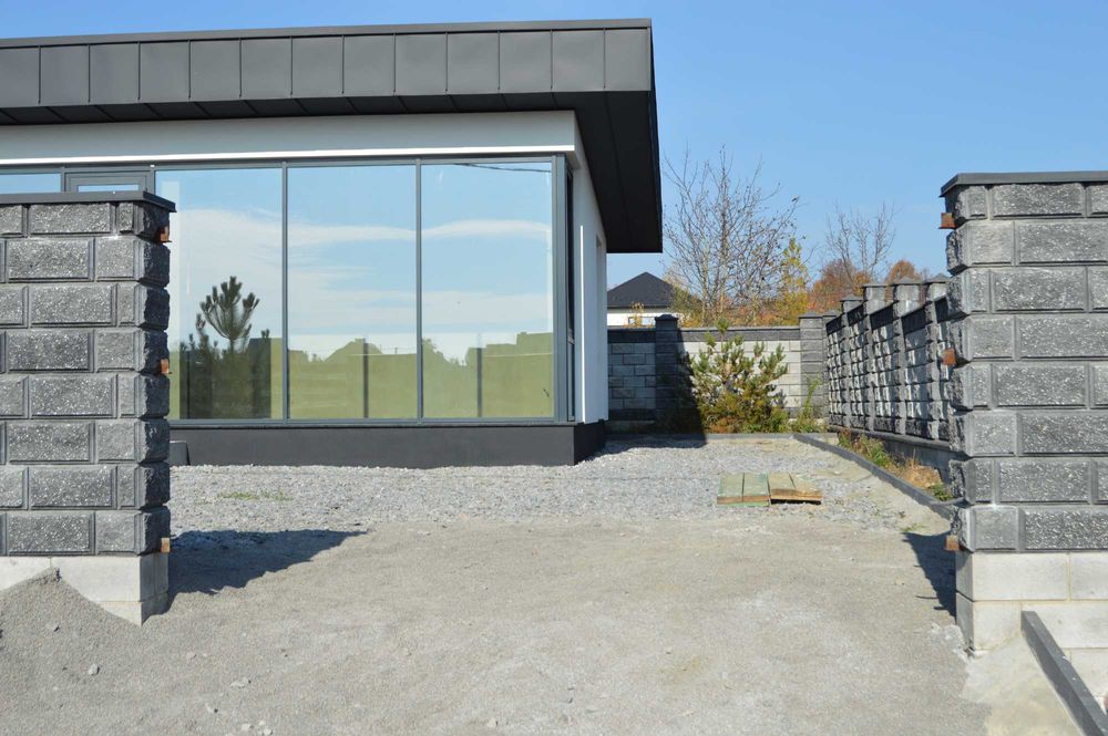 Будинок з фальцевим дахом та панорамним заскленням 75м² та 4 сот Тинне