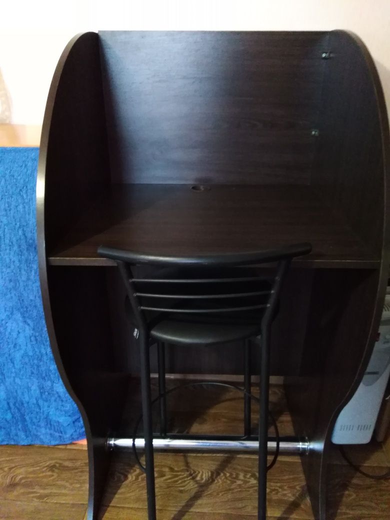 Продам  стол со стулом, для игровых автоматов. Самовывоз.