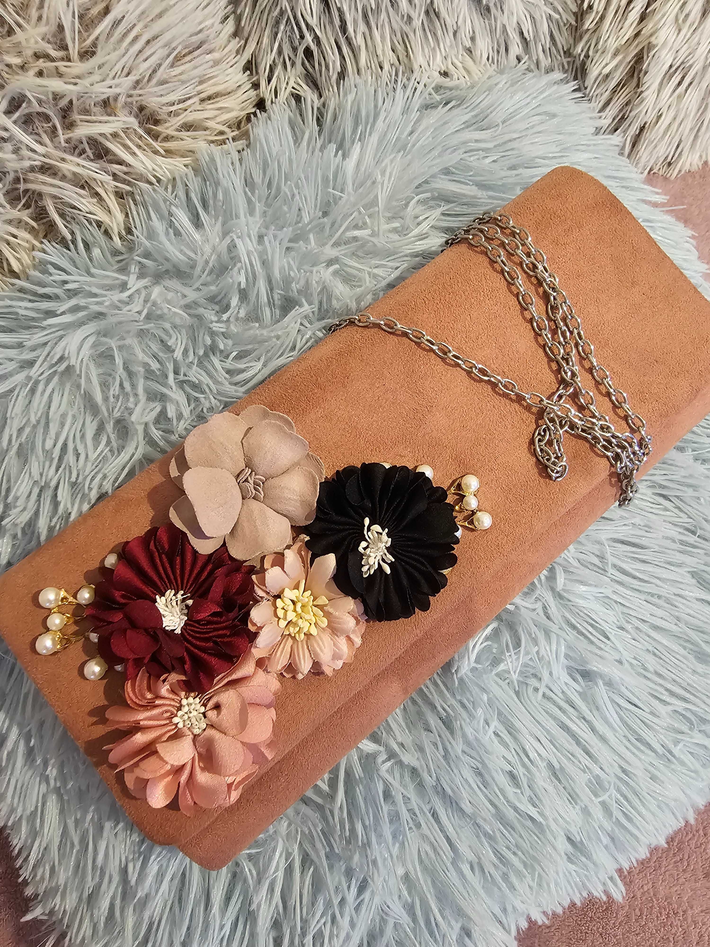 Różowa kopertówka z kwiatami