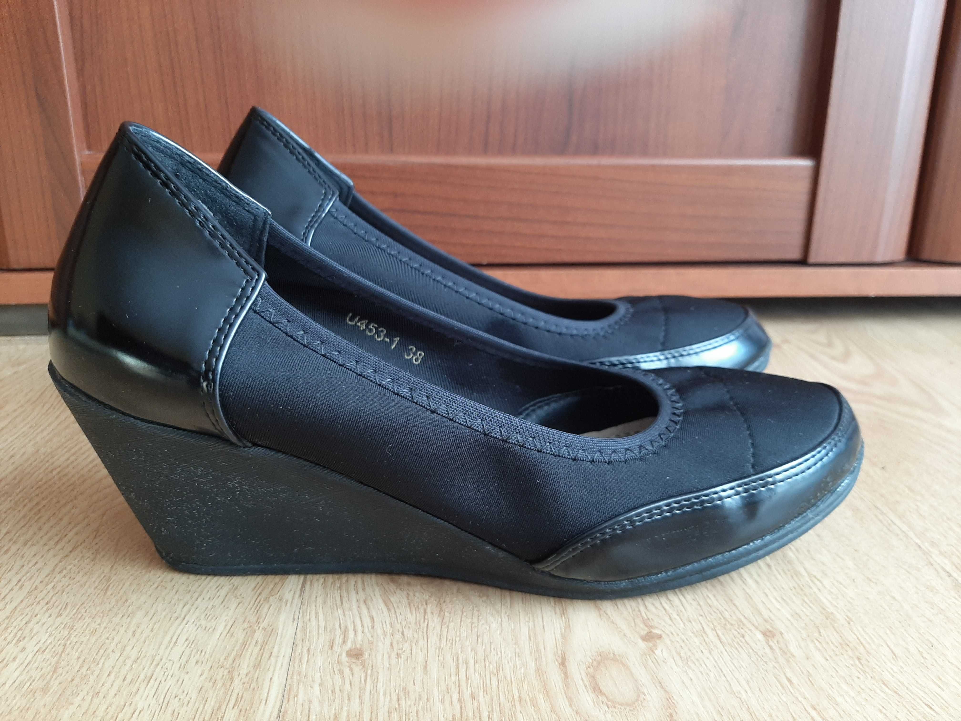 Buty damskie na koturnie